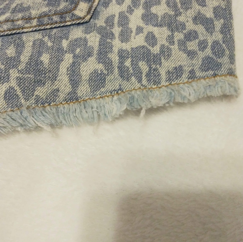 ChiQle Animal Print Jean Shorts Size Large - Picture 2 of 7